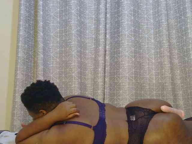 thick-sexxy-moma webcam
