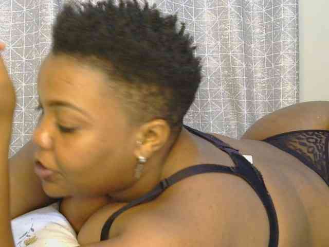 thick-sexxy-moma webcam