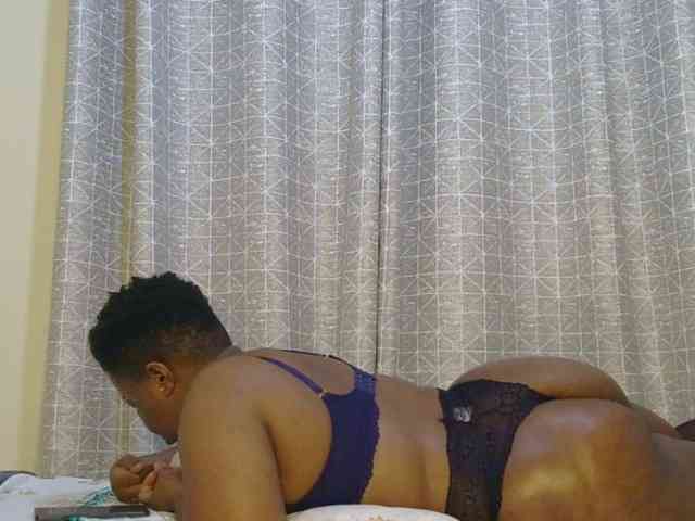 thick-sexxy-moma webcam