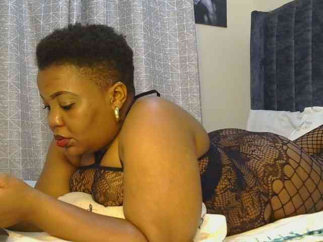 thick-sexxy-moma webcam