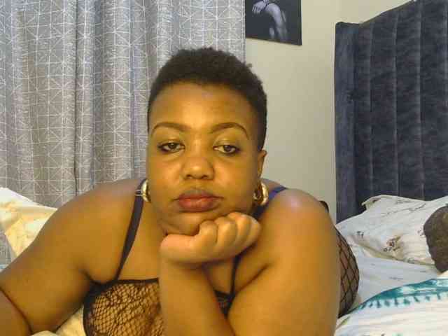 thick-sexxy-moma webcam