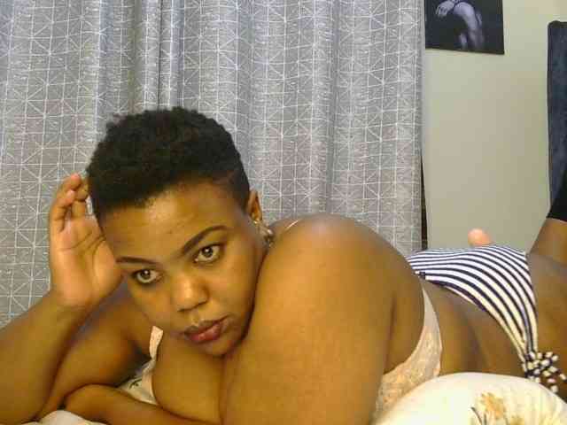 thick-sexxy-moma webcam