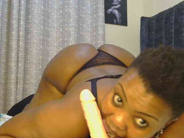thick-sexxy-moma webcam