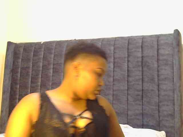 thick-sexxy-moma webcam