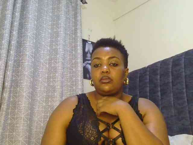 thick-sexxy-moma webcam