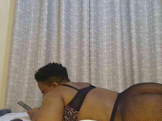 thick-sexxy-moma webcam