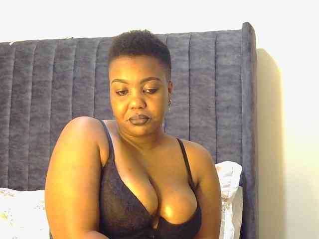thick-sexxy-moma webcam