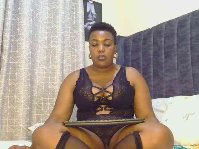 thick-sexxy-moma webcam
