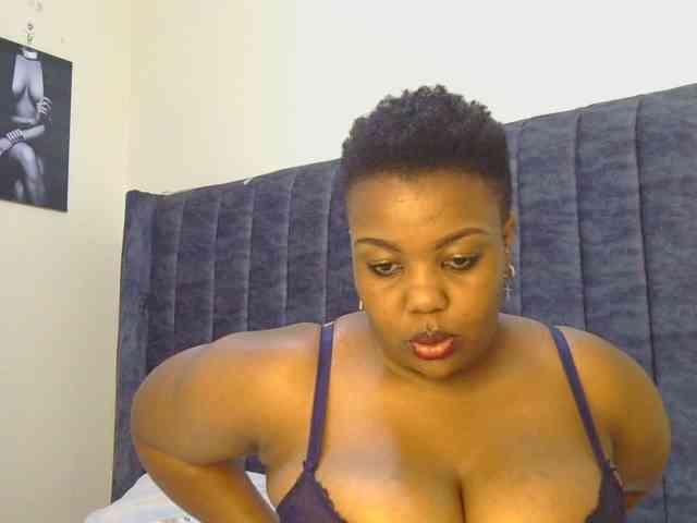 thick-sexxy-moma Live Webcam on BongaCams