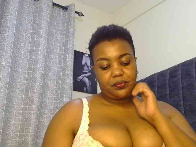 thick-sexxy-moma webcam