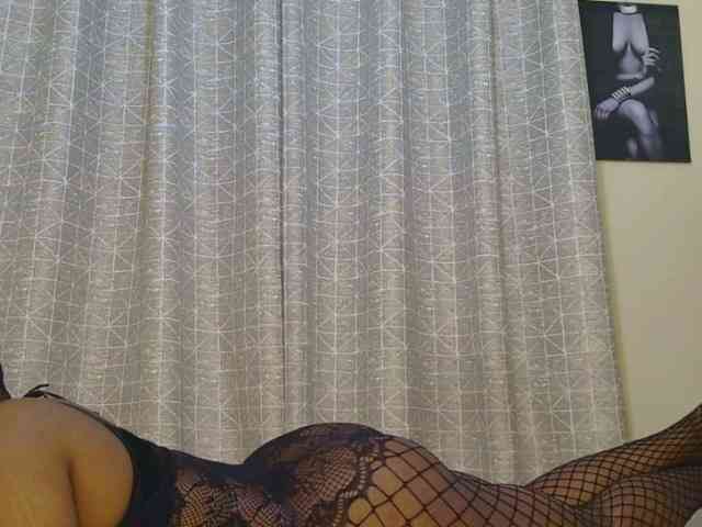 thick-sexxy-moma webcam