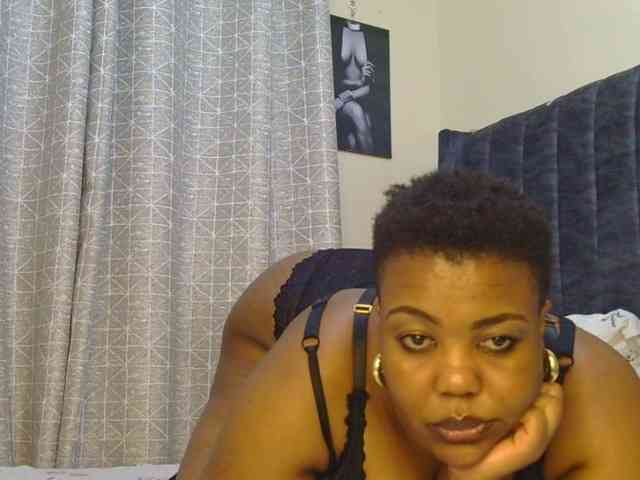thick-sexxy-moma webcam