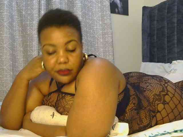 thick-sexxy-moma webcam