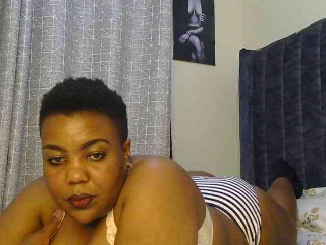 thick-sexxy-moma webcam