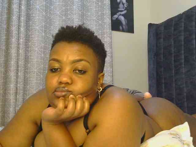 thick-sexxy-moma webcam