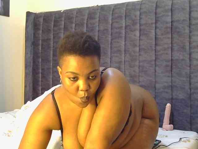 thick-sexxy-moma webcam