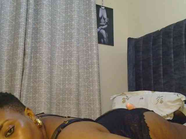 thick-sexxy-moma webcam