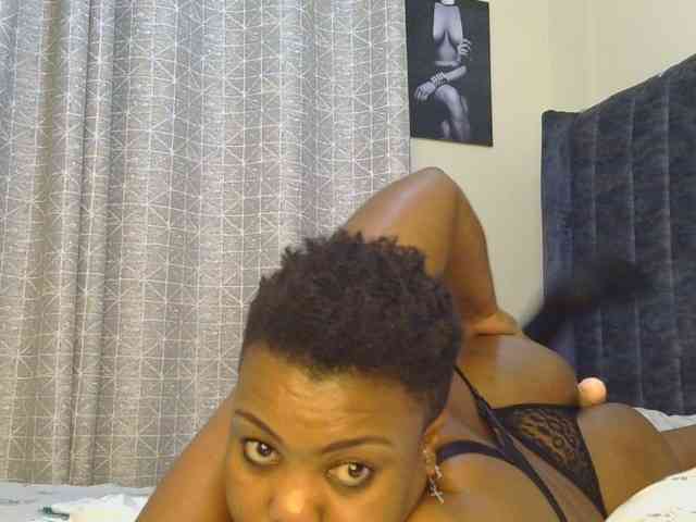 thick-sexxy-moma webcam