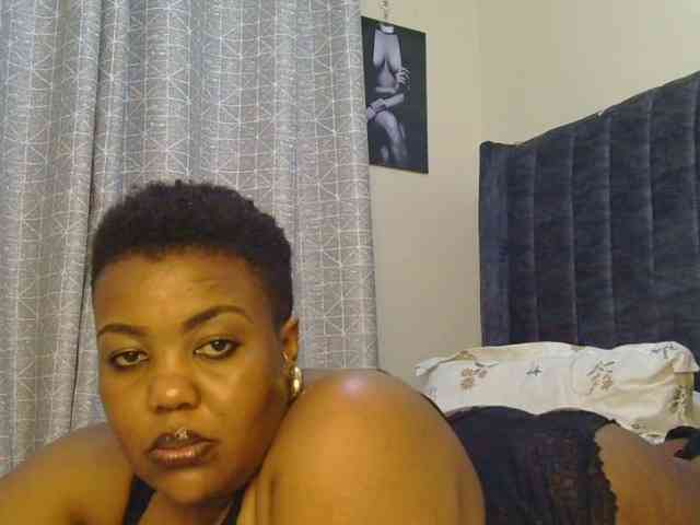 thick-sexxy-moma webcam