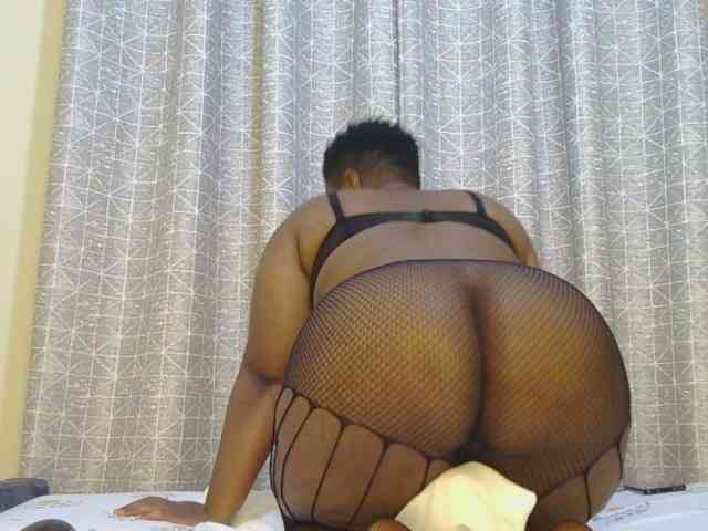 thick-sexxy-moma webcam