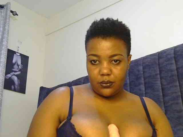 thick-sexxy-moma webcam
