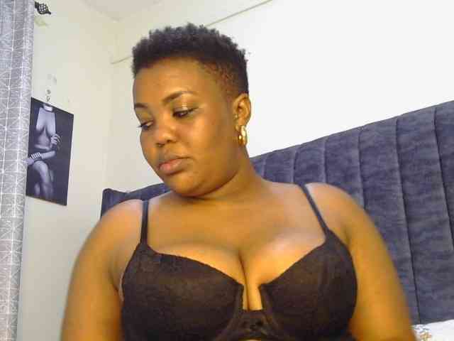 thick-sexxy-moma webcam