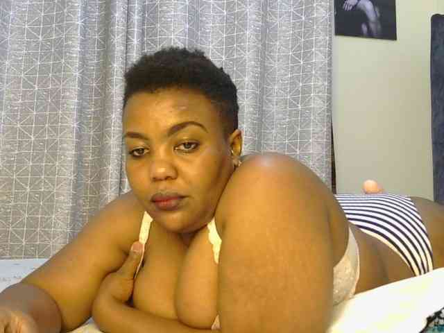 thick-sexxy-moma webcam
