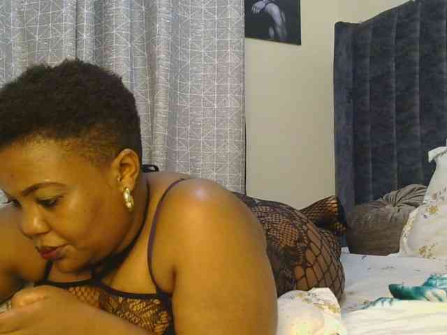 thick-sexxy-moma webcam