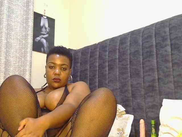 thick-sexxy-moma webcam