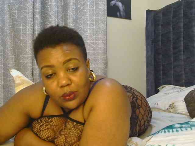 thick-sexxy-moma webcam