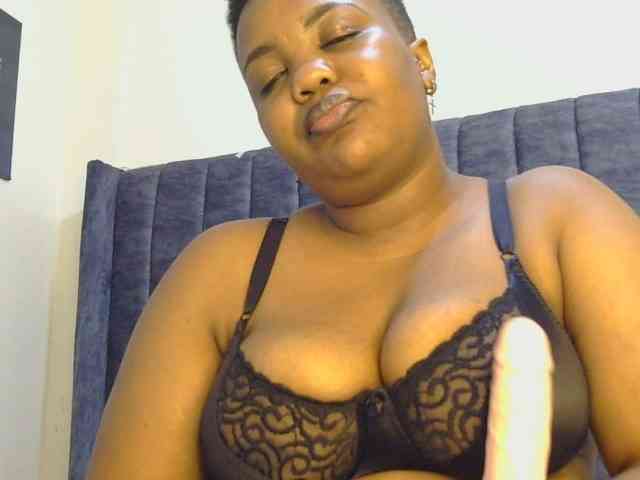 thick-sexxy-moma webcam