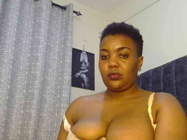 thick-sexxy-moma webcam