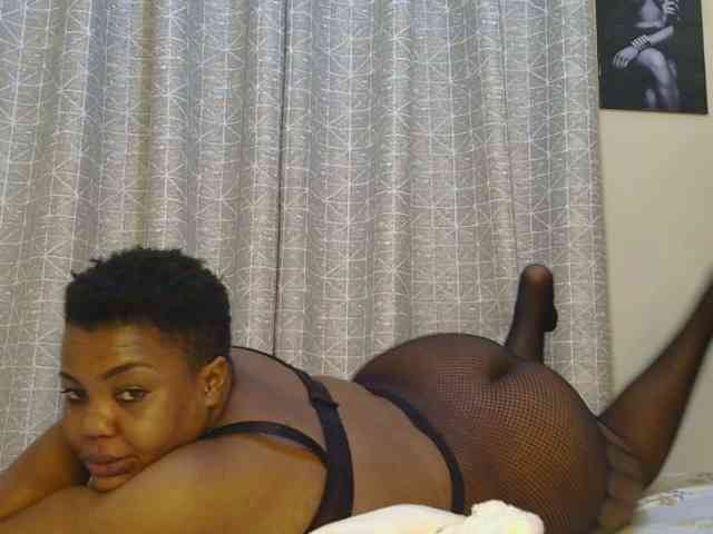thick-sexxy-moma webcam