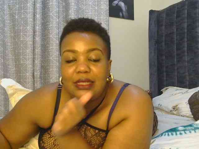 thick-sexxy-moma webcam