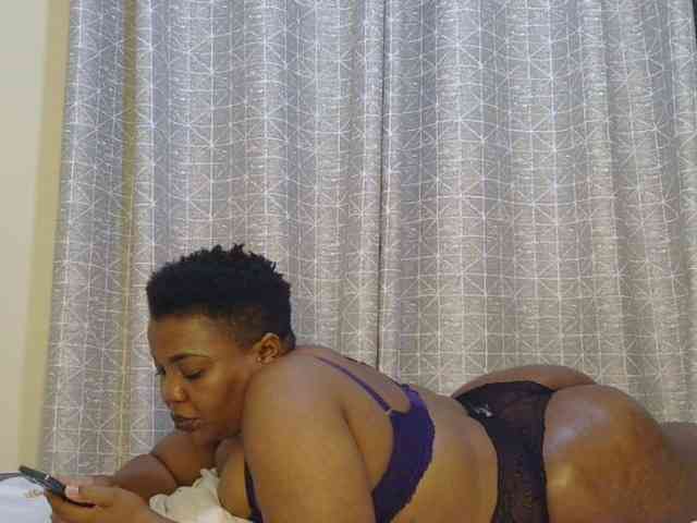 thick-sexxy-moma webcam