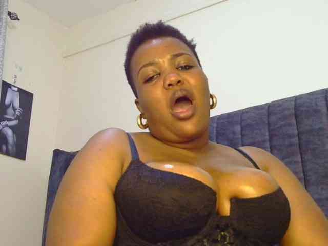 thick-sexxy-moma webcam