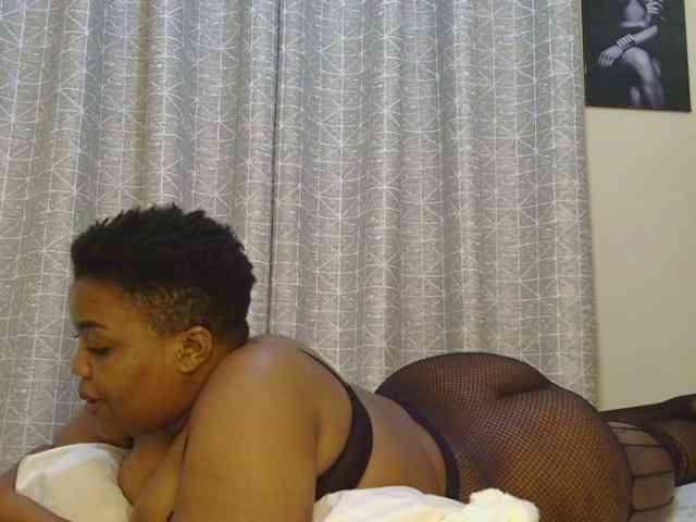 thick-sexxy-moma webcam
