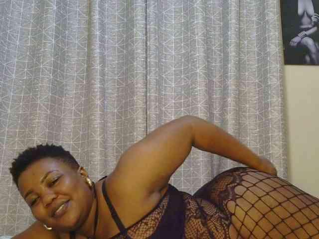 thick-sexxy-moma webcam