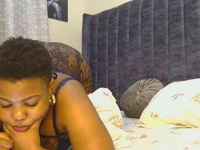 thick-sexxy-moma webcam