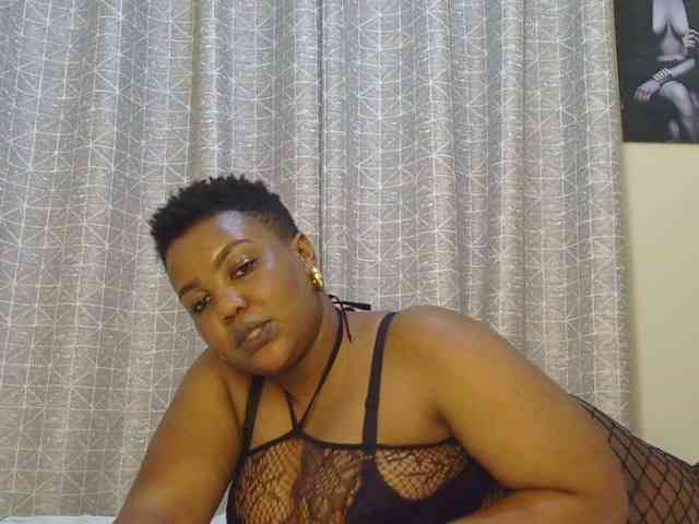 thick-sexxy-moma webcam