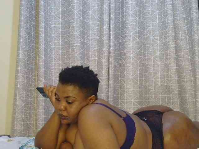 thick-sexxy-moma webcam
