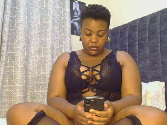 thick-sexxy-moma webcam