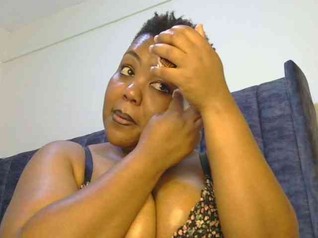 thick-sexxy-moma webcam