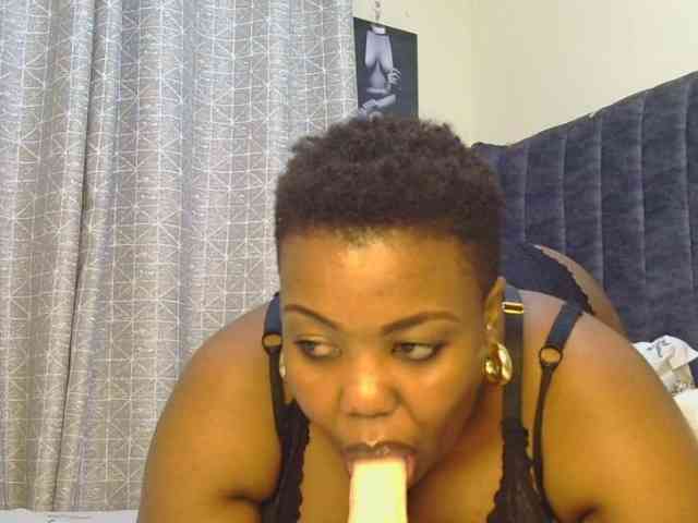 thick-sexxy-moma webcam