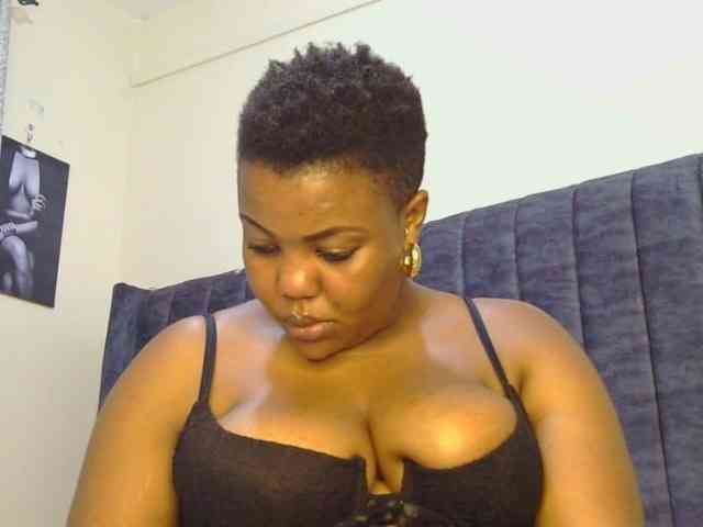 thick-sexxy-moma webcam