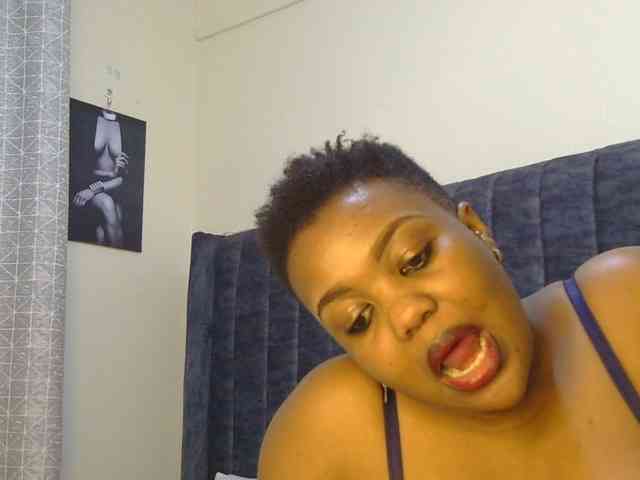 thick-sexxy-moma webcam