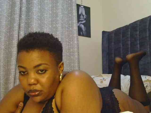 thick-sexxy-moma webcam