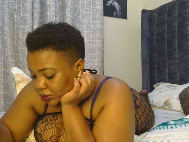thick-sexxy-moma webcam
