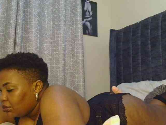 thick-sexxy-moma webcam