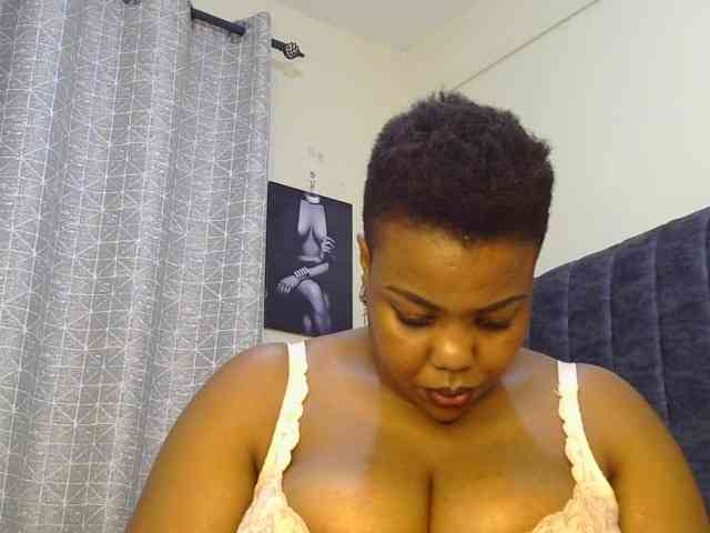 thick-sexxy-moma webcam